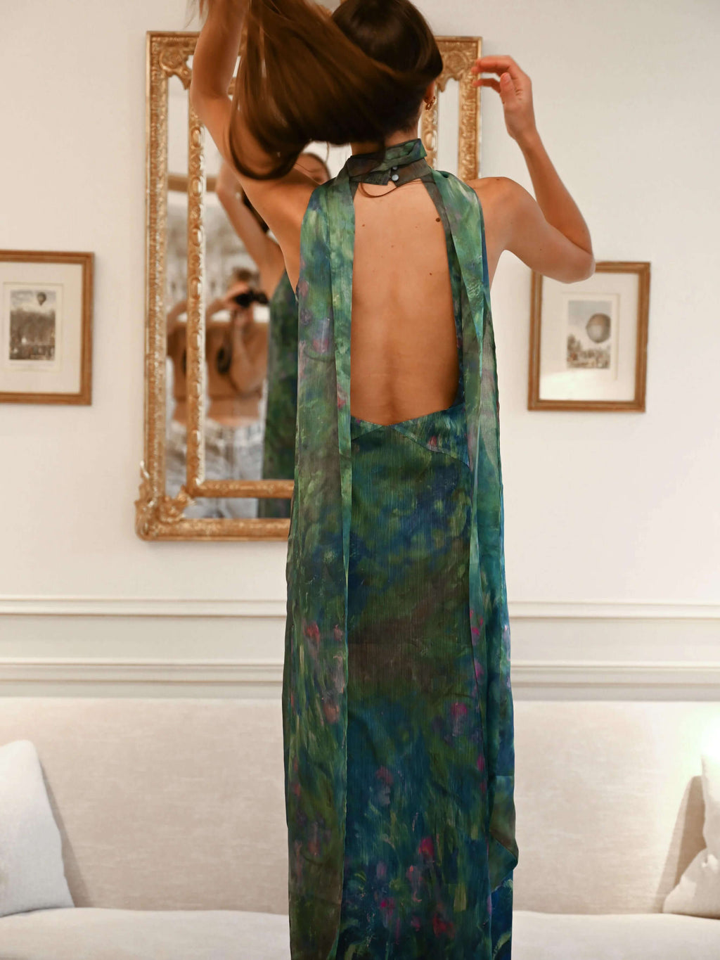 ARLENE – Robe longue élégante à col montant inspirée de l’art