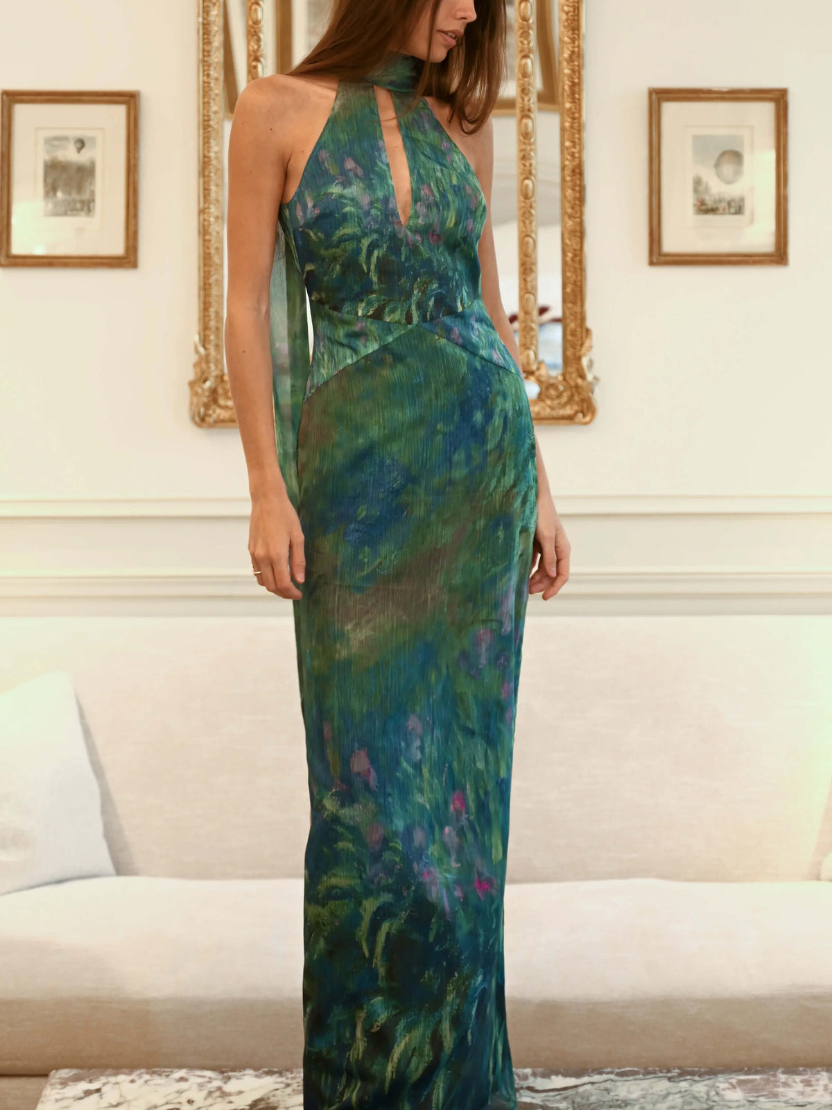 ARLENE – Robe longue élégante à col montant inspirée de l’art
