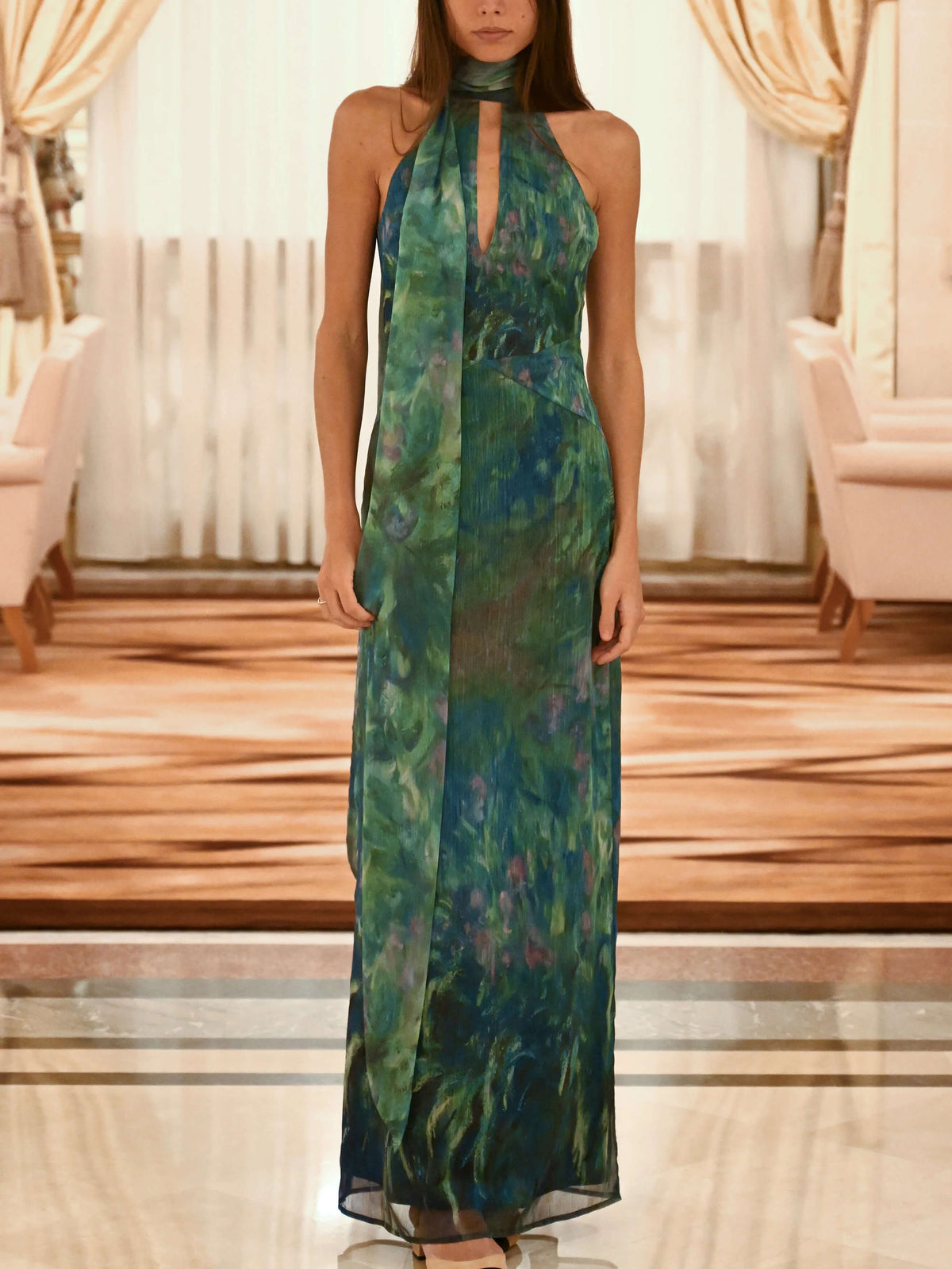 ARLENE – Robe longue élégante à col montant inspirée de l’art