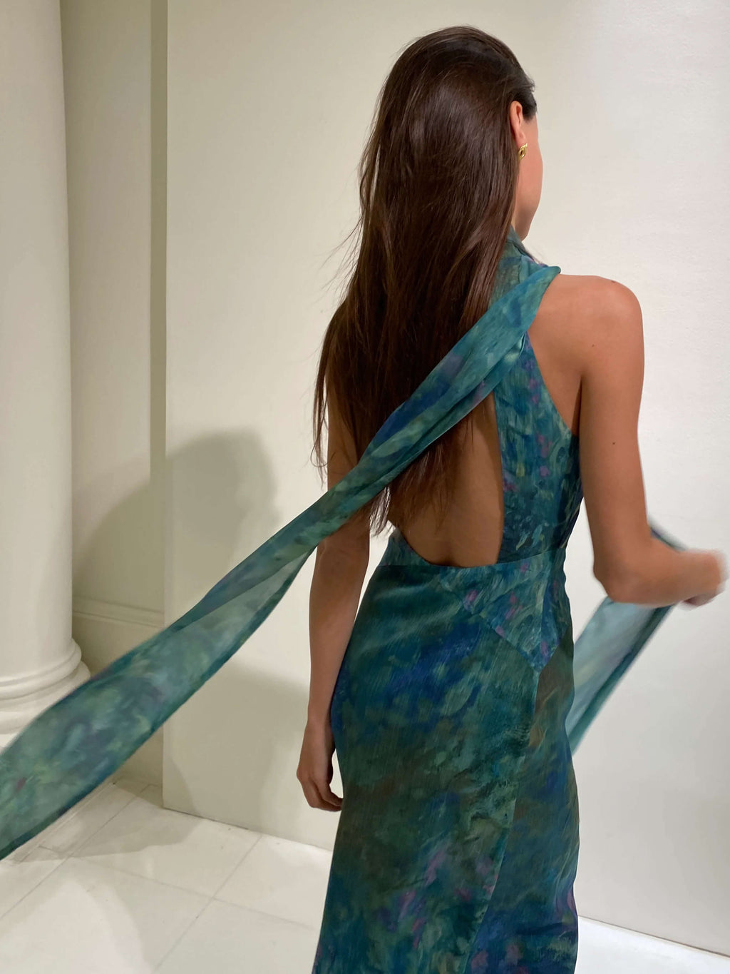 ARLENE – Robe longue élégante à col montant inspirée de l’art