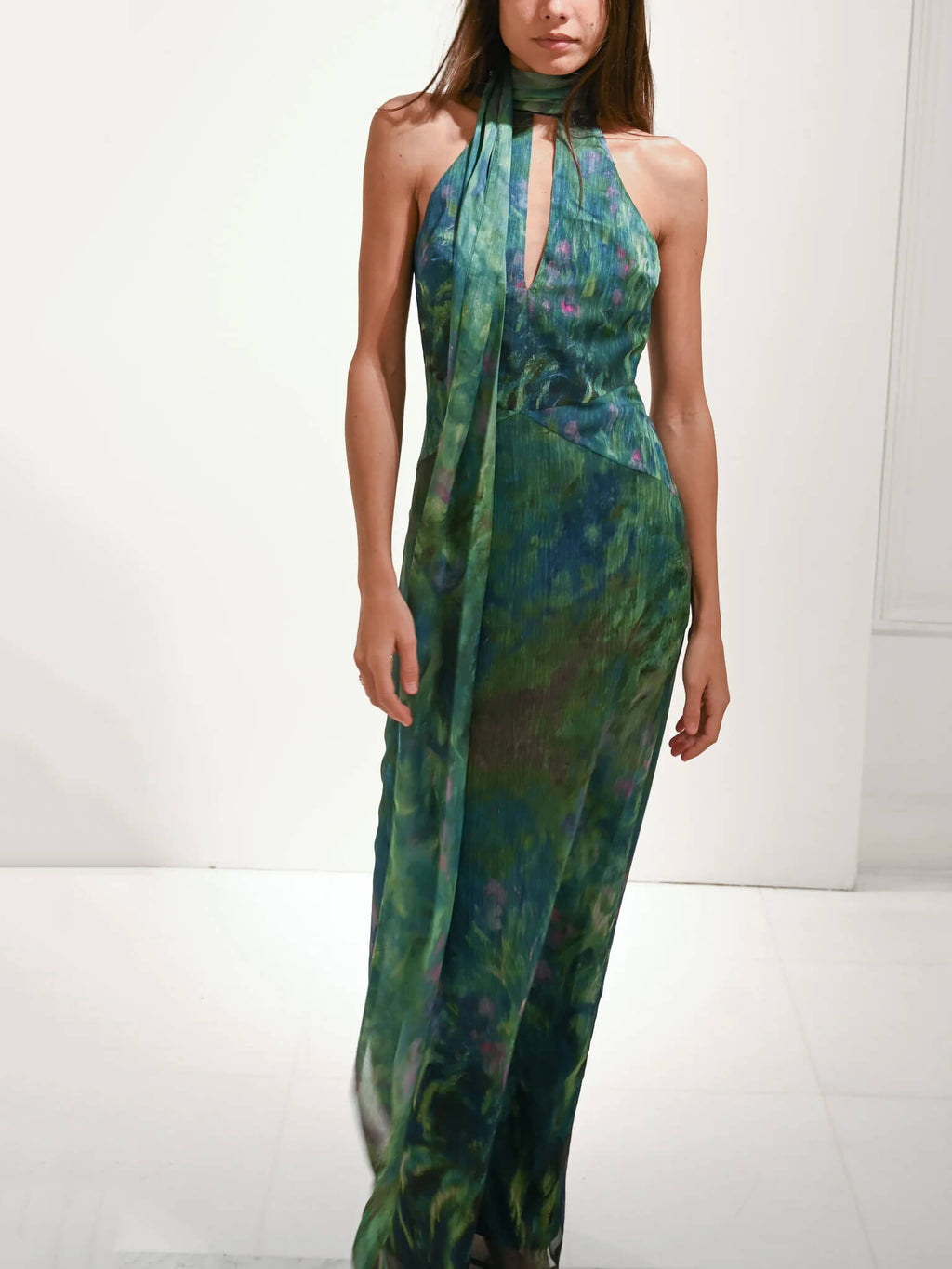 ARLENE – Robe longue élégante à col montant inspirée de l’art