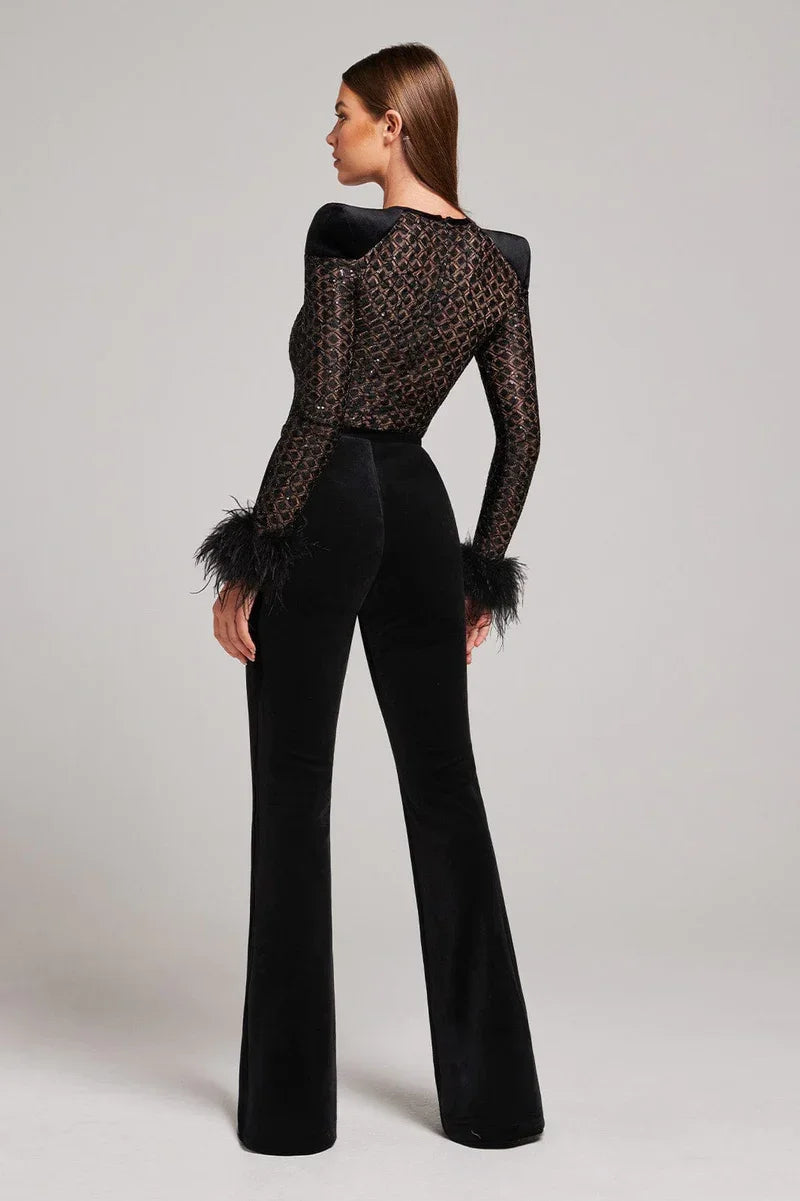 Mono elegante de fiesta con detalles de encaje y plumas