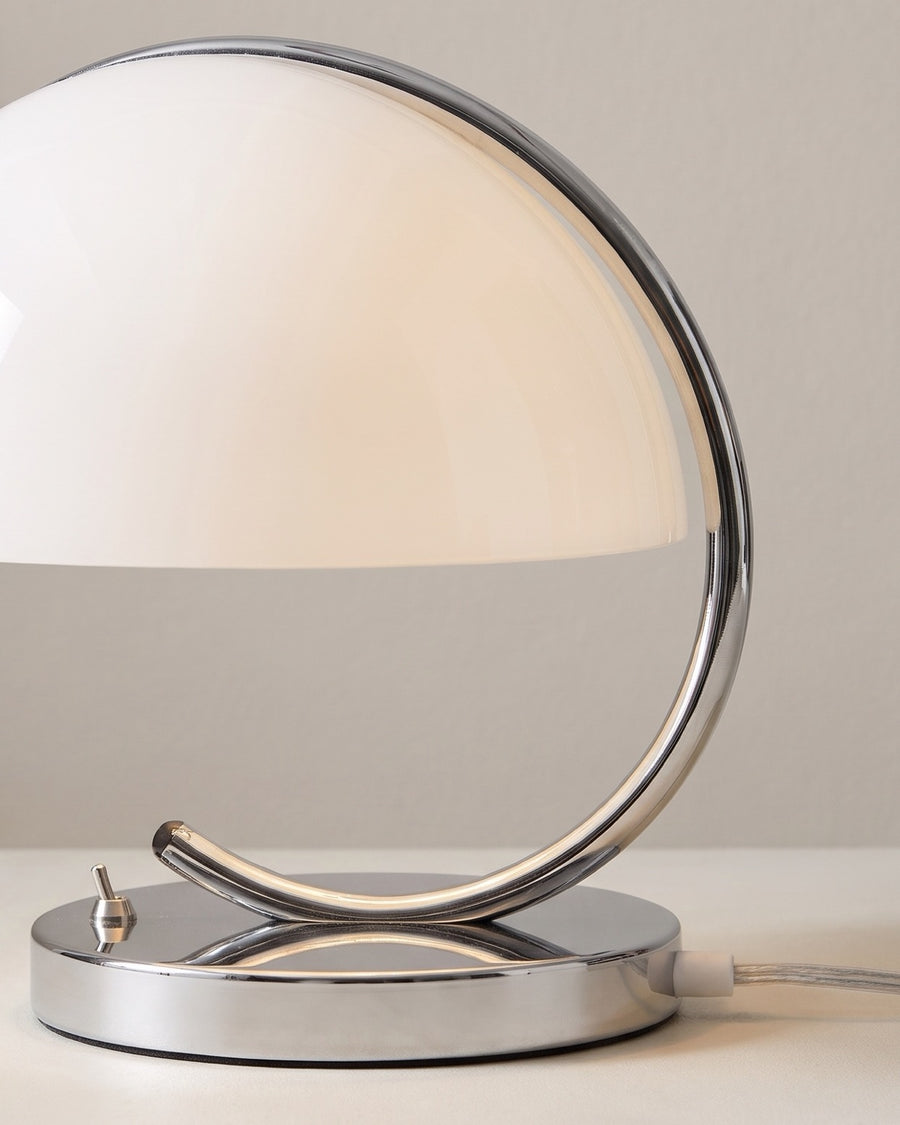 La lampe de table à arc chromé