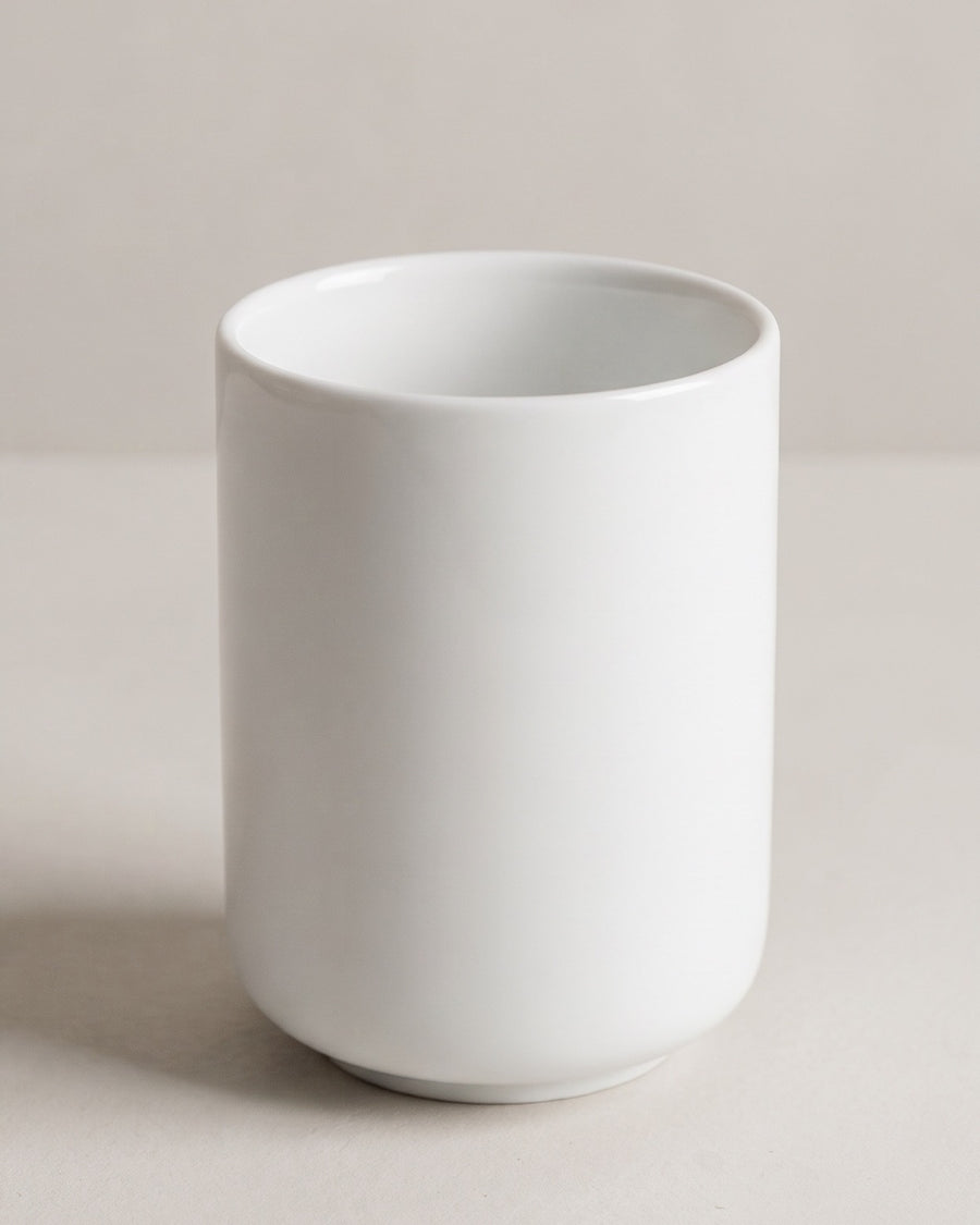 La taza cilíndrica de cerámica