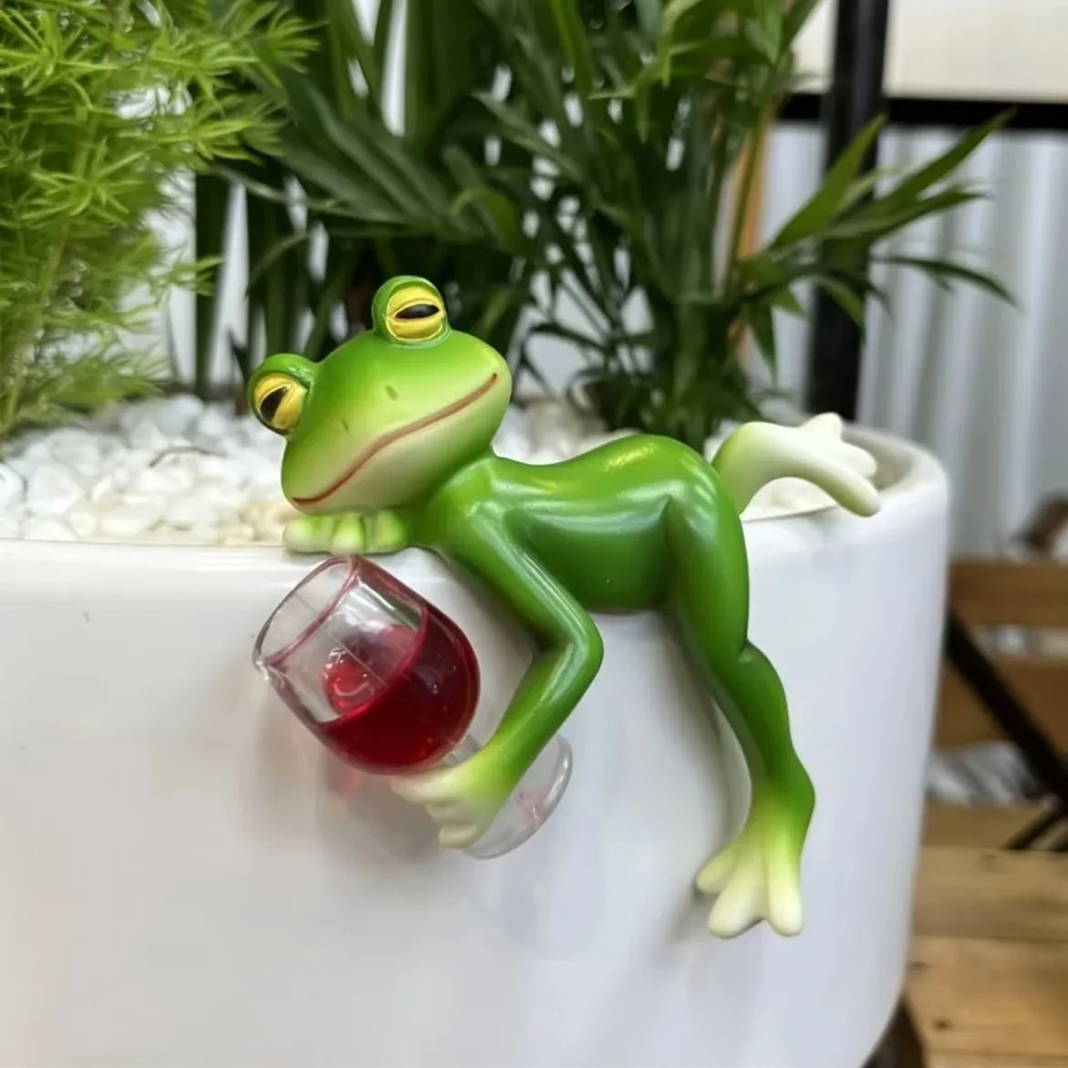 Charming Frog Plant Pot Hugger Figurine for Garden Décor - Image 1